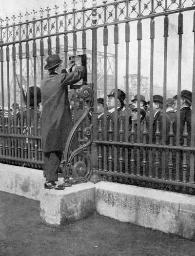 Folle fuori Buckingham Palace in attesa di notizie sulla malattia del Re, 5 maggio 1910 da Unbekannt