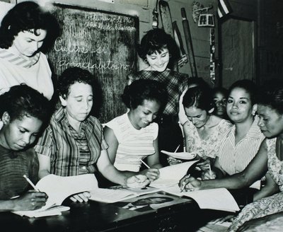 Rivoluzione cubana: donne che partecipano ai programmi educativi istituiti dalla campagna di alfabetizzazione di Fidel Castro nelle campagne, primi anni 