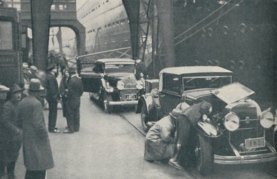 Doganieri che esaminano automobili a Southampton, 1937 da Unbekannt