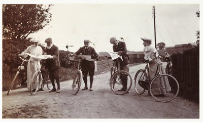 Ciclisti che guardano le mappe, c 1900 da Unbekannt