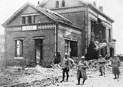 Stazione ferroviaria danneggiata a Roye, Francia, Prima Guerra Mondiale, 1918, c1920 da Unbekannt