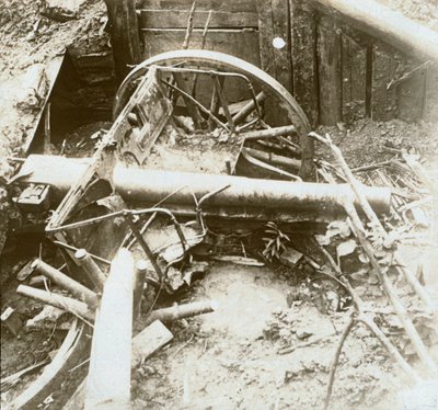 Cannone da campo distrutto 7.7, Yser, Belgio, c1914-c1918 da Unbekannt