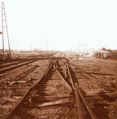 Binari ferroviari distrutti, Roeselare, Fiandre, Belgio, c1914-c1918 da Unbekannt