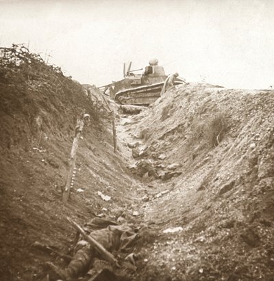 Carro armato distrutto e cadavere, Auberives, Francia, c1914-c1918 da Unbekannt