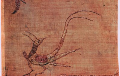 (dettaglio) di un tessuto di seta cinese ricamato con una fenice da una tomba scita da Unbekannt