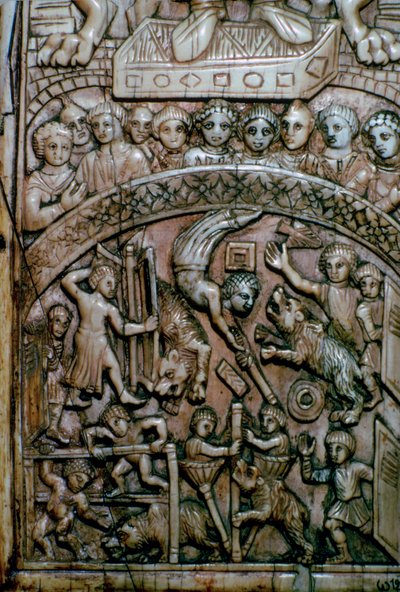 (dettaglio) di una foglia di un dittico in avorio bizantino che mostra uomini e orsi al circo da Unbekannt