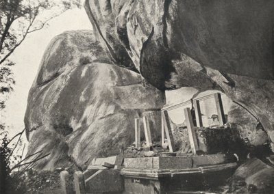 Die Rajagirilena genannte Stelle in den Felsen von Mihintale, wo König Devanampiya Tissa Zellen für da Unbekannt