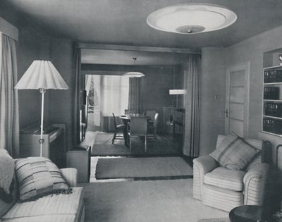 Sala da pranzo e soggiorno, divisi solo da tende pesanti in un attraente tessuto moderno, 1942 da Unbekannt
