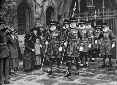 Distribuzione del denaro di Maundy da parte dei Yeomen Warders, Torre di Londra, 1926-1927 da Unbekannt