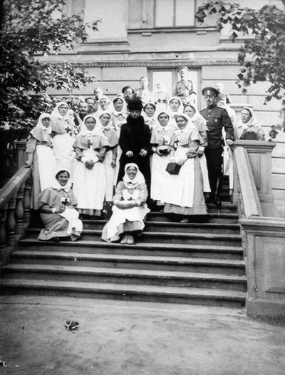 Imperatrice vedova Maria Feodorovna di Russia con infermiere fuori da un ospedale, Russia, 1916 da Unbekannt