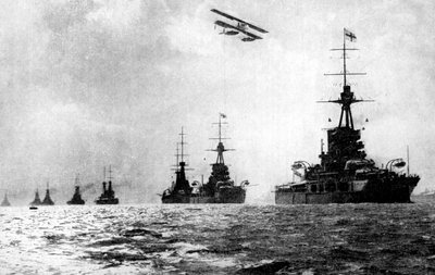 Dreadnought e idrovolante, Grand Fleet britannica, Mare del Nord, Prima Guerra Mondiale, 1914 da Unbekannt