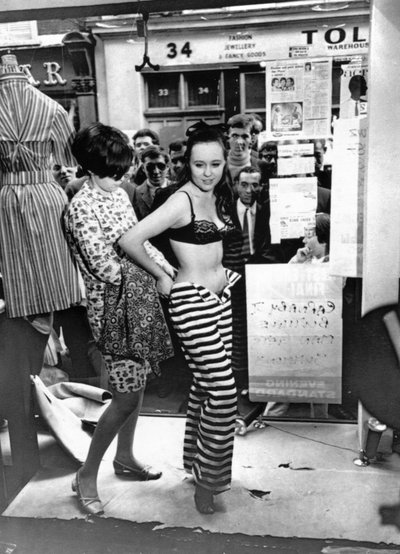 Vestire un modello nella vetrina di una boutique da Unbekannt