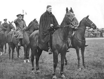 Eamon De Valera a una parata delle truppe dello Stato Libero d
