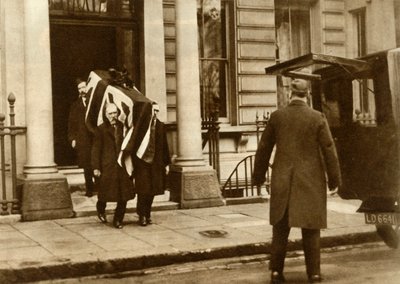La bara di Earl Haig portata fuori dalla casa dove è morto, Londra, 29 gennaio 1928 da Unbekannt