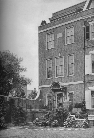 Facciata est con terrazza e cancello del giardino, casa di Mrs WK Vanderbilt, New York City, 1924 da Unbekannt