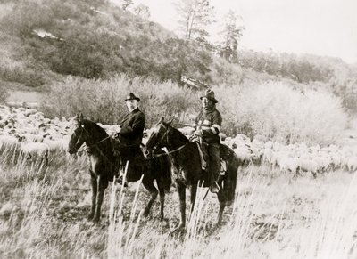 Edd Ladd, Apache di sangue puro, della Riserva Jicarilla, Nuovo Messico, con il Commissario Indiano Cato Sells, a cavallo 1920 (foto) da Unbekannt
