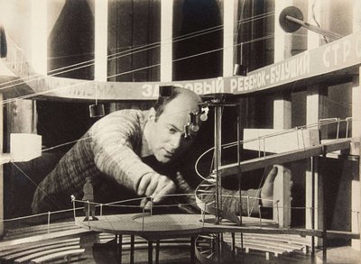 El Lissitzky che lavora su un progetto scenico, Teatro Meyerhold, 1929 da Unbekannt