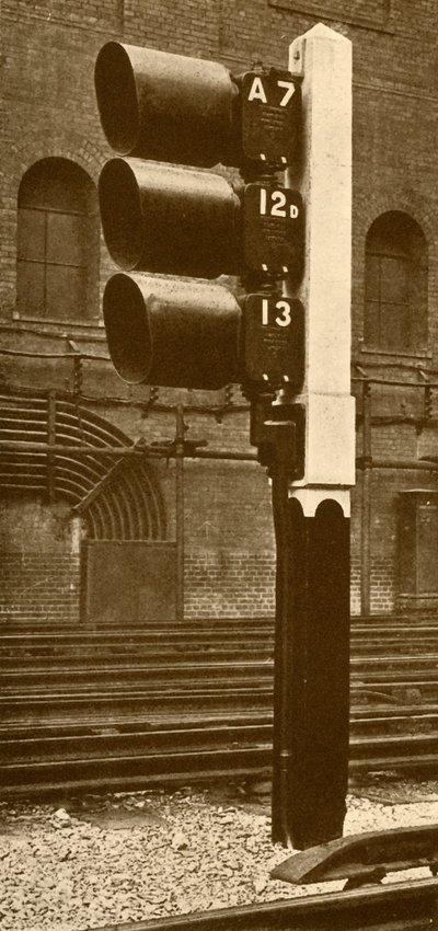 Segnali di lampada elettrica, con ombre per uso diurno, alla stazione di Baker Street, Metropolitan Railway, 193 da Unbekannt