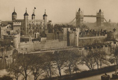 Bastioni fortificati della Torre di Londra visti a strati dai magazzini alti di Tower Hill da Unbekannt