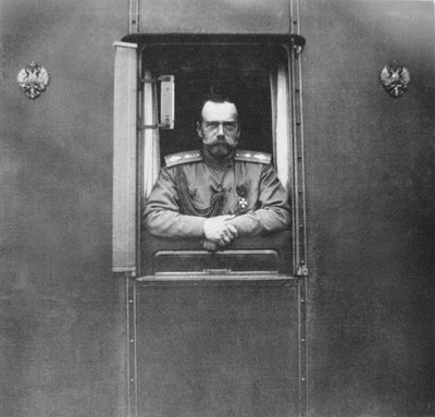 Imperatore Nicola II alla finestra del proprio vagone ferroviario, 1917 da Unbekannt