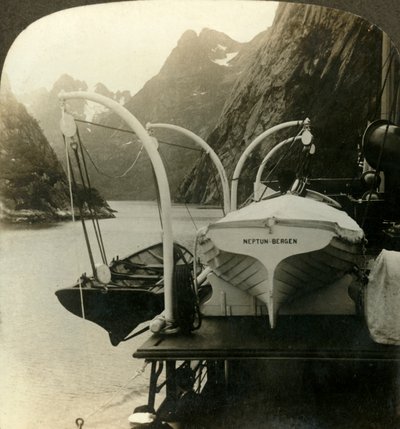 In viaggio verso Capo Nord, costeggiando scogliere a picco lungo il Lyngenfjord, Norvegia, c1905 da Unbekannt