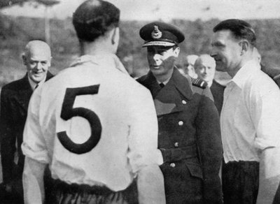 Il calciatore inglese Eddie Hapgood incontra il re Giorgio VI da Unbekannt