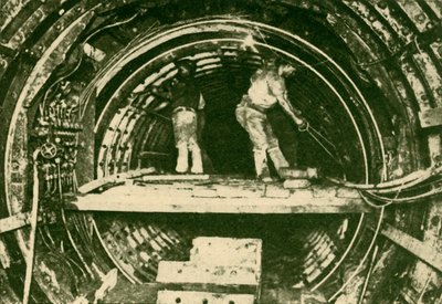 Allargamento dei tunnel sulla City and South London Railway, mostrando nuovi e vecchi diametri, 1930 da Unbekannt