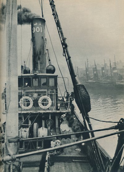 Entrando nei Docks di Grimsby alla fine di un viaggio nel Mare del Nord è il peschereccio Saurian, 1937 da Unbekannt