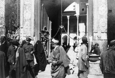 Ingresso alla moschea di Kazimain, Iraq, 1917-1919 da Unbekannt