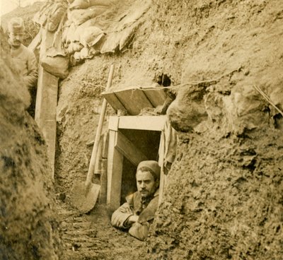 Ingresso a un rifugio scavato, c1914-c1918 da Unbekannt