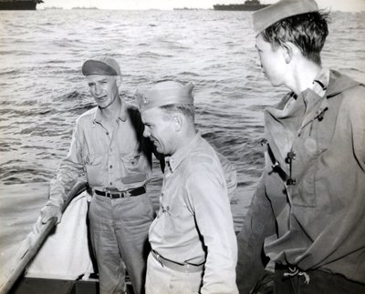Ernie Pyle visita la USS Hornet da Unbekannt