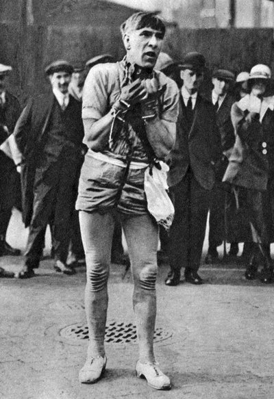 Escapologo che intrattiene gli spettatori in coda al teatro, Londra, 1926-1927 da Unbekannt