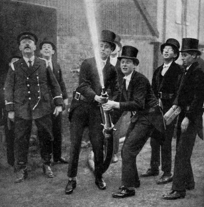 I vigili del fuoco dilettanti di Eton che praticano un