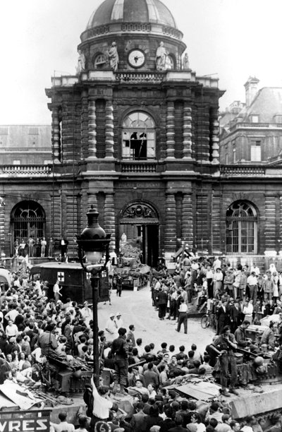 Evacuazione dei feriti tedeschi dopo la resa del Senato, liberazione di Parigi, agosto 1944 da Unbekannt