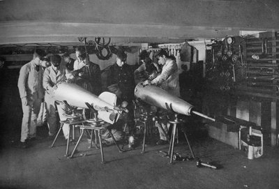 Esaminando un siluro, 1914 da Unbekannt