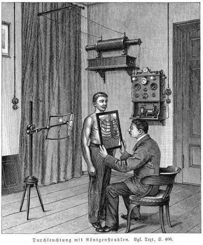 Esaminando il torace di un paziente usando un tubo a raggi X e uno schermo fluorescente, 1903 da Unbekannt