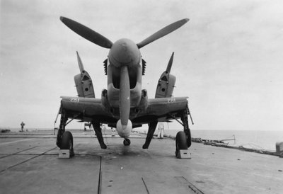 Aereo Fairey Firefly pronto per essere trasportato all