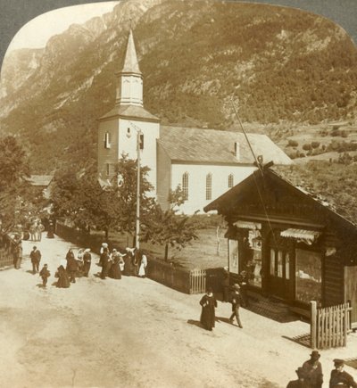 Famiglie e vicini di casa in una domenica mattina estiva alla chiesa del villaggio, Odde, Norvegia, c1905 da Unbekannt