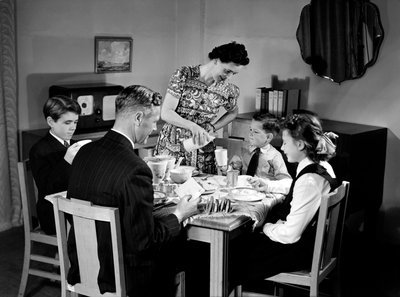 Famiglia a colazione, c 1948 da Unbekannt