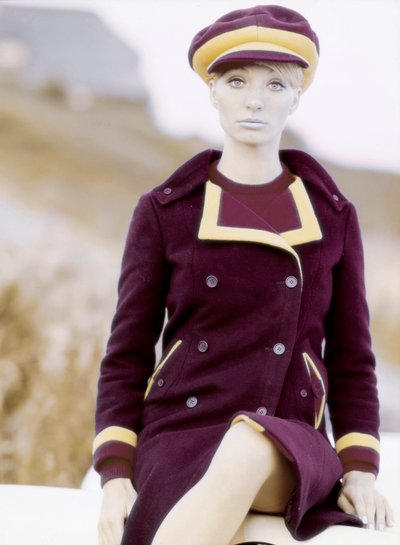 Moda: giovane donna con cappello e cappotto, fine anni 