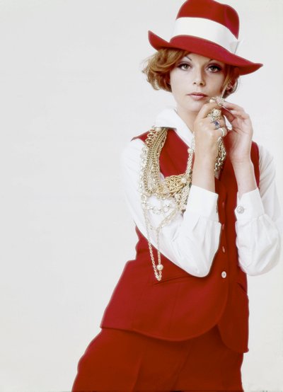 Moda: giovane donna con cappello rosso e abito, fine anni 