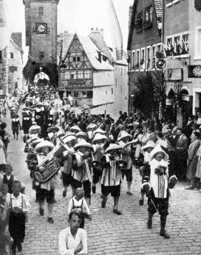 Festival nella città vecchia medievale, Rothenburg ob der Tauber, Baviera, Germania, 1936 da Unbekannt