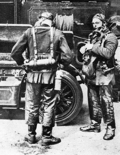 Vigili del fuoco che indossano elmetti antifumo, Farringdon Street rubber works, Londra, 1926-1927 da Unbekannt