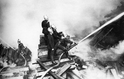 Vigili del fuoco che combattono un incendio in un deposito di legname, Londra, 1926-1927 da Unbekannt
