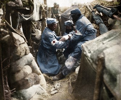 Primo soccorso a un uomo ferito in una delle trincee francesi, 1915 da Unbekannt