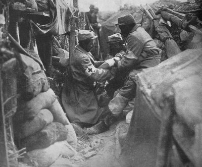 Primo soccorso a un uomo ferito in una delle trincee francesi, 1915 da Unbekannt