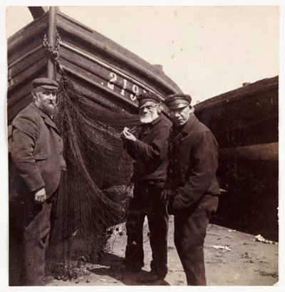 Pescatori in piedi vicino a una rete, circa 1905 da Unbekannt