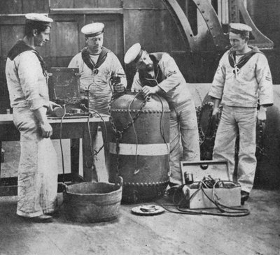 Installazione di una mina a contatto elettrico, 1914 da Unbekannt