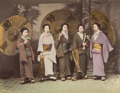 [Cinque donne giapponesi in abito tradizionale con ombrelli], 1870s da Unbekannt