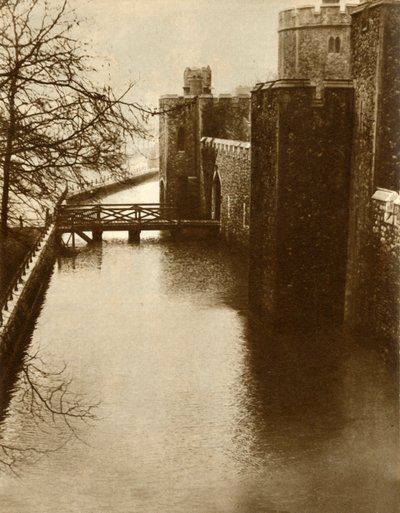 Acque alluvionali nel fossato della Torre di Londra, 1928, 1935 da Unbekannt